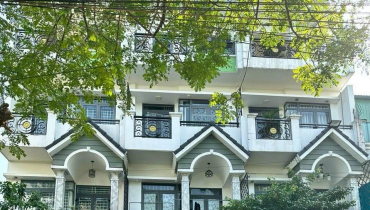 Bán căn nhà HXH 4 Tầng, thiết kế bên trong Gỗ Xịn, ngay con đường Nguyễn ảnh Thủ, Tân Chánh Hiệp. Q.12. Bán Gấp