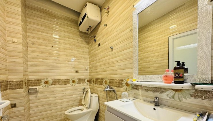 BÁN NHÀ BỒ ĐỀ 92M2, 4 TẦNG DÂN XÂY Ở NGAY, GẦN MẶT ĐƯỜNG, CÓ SÂN RỘNG TRƯỚC NHÀ