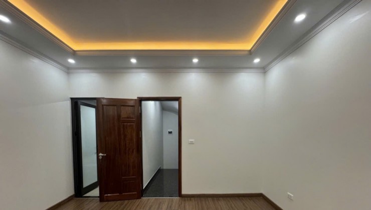 Bán nhà  xinh Ngọc Lâm 36m2 thang máy– nhỉnh 10 tỷ– ô tô vào nhà- kinh doanh sầm uất.