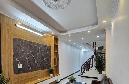 Nhà đẹp ở ngay phố Trạm Long Biên diện tích 45m thang máy chờ giá hơn 6 tỷ