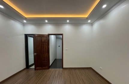 Bán nhà  xinh Ngọc Lâm 36m2 thang máy– nhỉnh 10 tỷ– ô tô vào nhà- kinh doanh sầm uất.