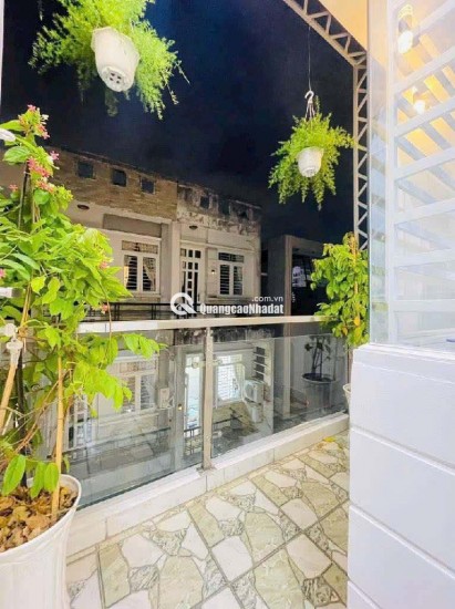 GẦN MẶT TIỀN - SÁT HẺM XE HƠI  SỔ VUÔNG - TẶNG HẾT NỘI THẤT