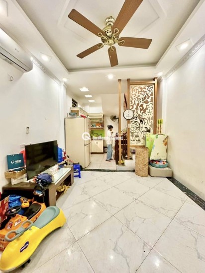 Bán nhà P.Quỳnh Mai 33m2 5T Lô góc, ngõ thông, ba gác qua nhà