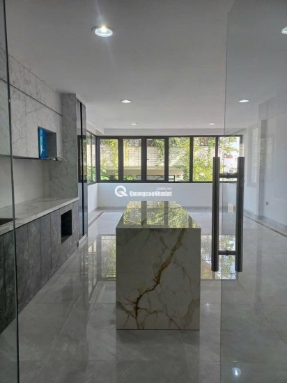 Bán nhà ngõ Kim mã, diện tích 63m2 xây 7 tầng thang máy, nội thất hiện đại, sân thượng view công viên Thủ lệ