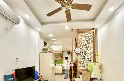 Bán nhà P.Quỳnh Mai 33m2 5T Lô góc, ngõ thông, ba gác qua nhà