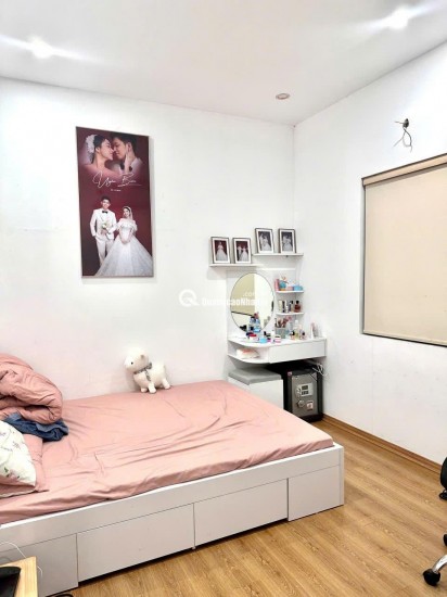 Cần bán căn hộ chung cư mặt đường Nghiêm Xuân Yêm, diện tích 73,6 m², thiết kế 3 phòng ngủ và 2 vệ sinh, ở tầng trung thoáng mát. Hướng căn hộ đón