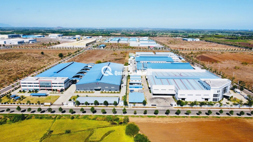 Chủ kẹt nợ bán gấp lô đất ngay cổng chính khu CN Đất Đỏ 1, kinh doanh sầm uất, vỉa hè 14m,