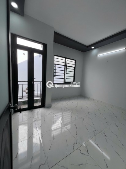 Bán gấp nhà 2 tầng gần chợ Hóc Môn, sổ hồng riêng, giá chỉ 750 triệu, vào ở ngay!