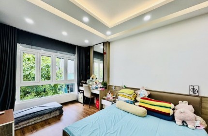Bán nhà Trường Sa, P2, Phú Nhuận, vị trí đẹp 5 tầng gần pxl, giá 8,9 tỉ