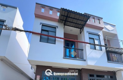 Bán gấp nhà 2 tầng gần chợ Hóc Môn, sổ hồng riêng, giá chỉ 750 triệu, vào ở ngay!