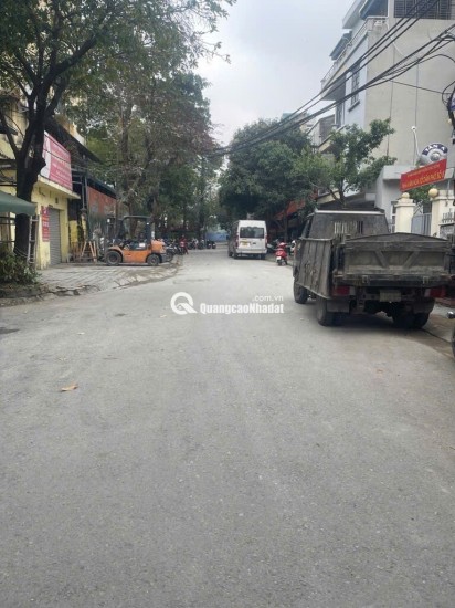 NHA DAN XAY- O TO DE NGAY DEM - GIAO THONG THUAN TIEN