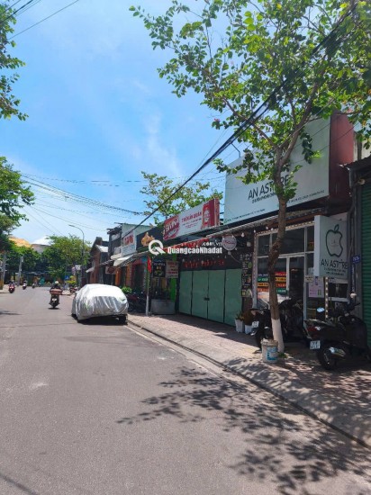 Bán đất tặng nhà 3 tầng mặt tiền đường Nguyễn Đình Chiểu, Vĩnh Phước, Nha Trang.
 Diện tích: 281m2, ngang 7m dài 40m. Hướng Tây Nam
Giá bán: 26.5