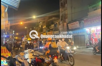 Nhà hiếm, sát mặt tiền Lạc Long Quân, gần chợ, gần trường học