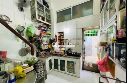 Bán nhà mặt tiền Nguyễn Đình Chính, gần UBND Phú Nhuận, 3 tầng bê tông, 30 m2, tiện ở và cho thuê. Giá nhỉnh 8 tỷ (còn thương lượng)