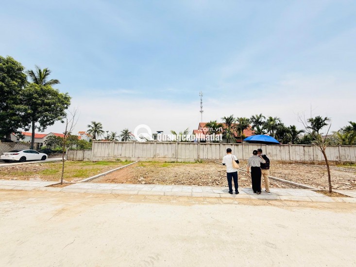 Mặt tiền : 5,5m full thổ cư .