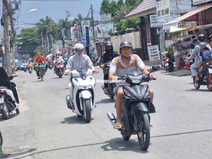 Vị  trí siêu đỉnh, lô góc 3 mặt tiền xe tải tránh, tiện mua ở ,làm văn phòng trụ sở công ty 
98 m2 chỉ 9 tỷ