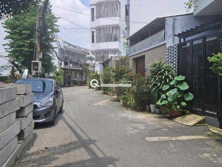 Vị  trí siêu đỉnh, lô góc 3 mặt tiền xe tải tránh, tiện mua ở ,làm văn phòng trụ sở công ty 
98 m2 chỉ 9 tỷ