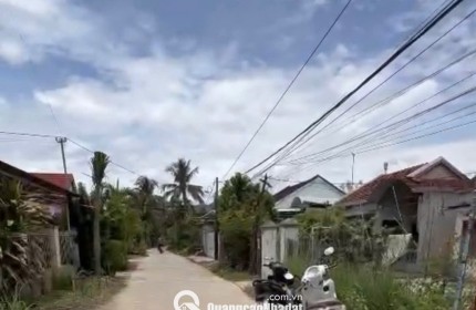 Cần bán lô đẹp Diên Sơn, cách đường chính 20m Nhà Vuông Vắn 222m2, cạnh uỷ ban, trạm y tế, trường học
-Diện tích: 222m2 ngang 10m full thổ cư - 
Lh