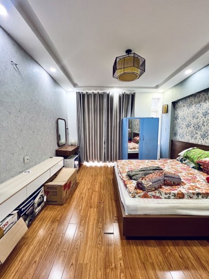 Ngay EMART Phạm Văn Chiêu, hẻm xe hơi tránh nhau