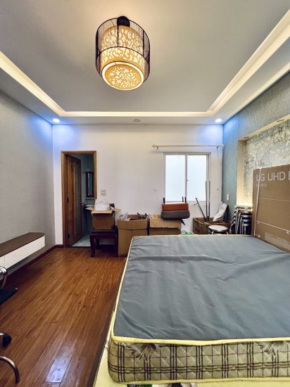 Ngay EMART Phạm Văn Chiêu, hẻm xe hơi tránh nhau