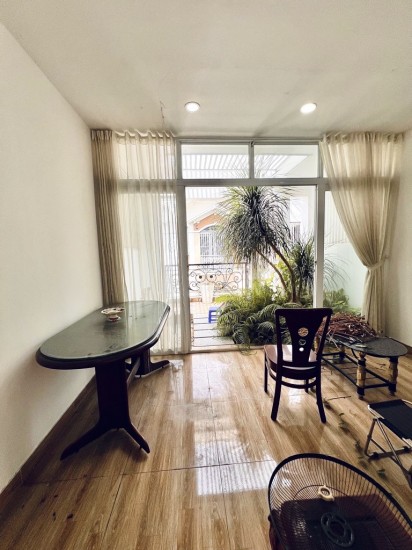 Ngay EMART Phạm Văn Chiêu, hẻm xe hơi tránh nhau