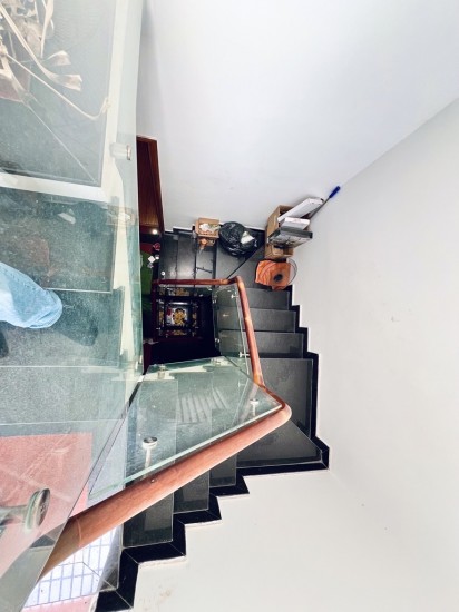 Ngay EMART Phạm Văn Chiêu, hẻm xe hơi tránh nhau