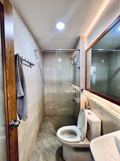 Ngay EMART Phạm Văn Chiêu, hẻm xe hơi tránh nhau