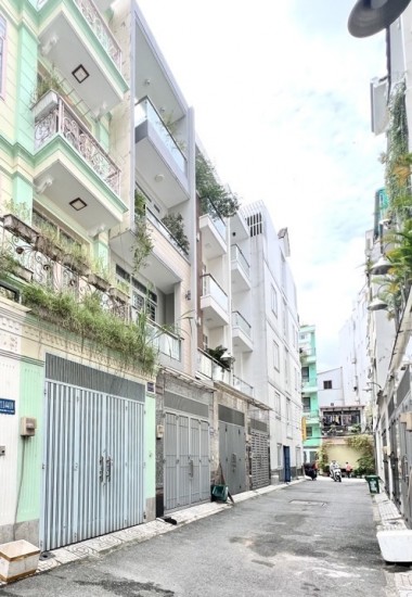 Ngay EMART Phạm Văn Chiêu, hẻm xe hơi tránh nhau