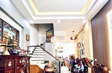 Ngay EMART Phạm Văn Chiêu, hẻm xe hơi tránh nhau