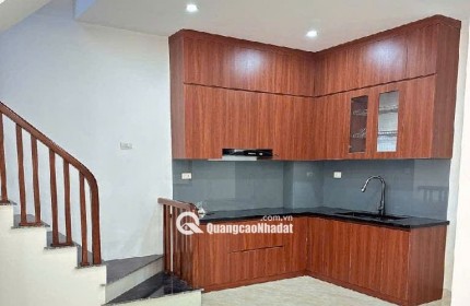 Bán nhà ở Đức Giang, 30m ra mặt phố, nhiều tiện ích. nhà 30,5m. giá 6x tỷ , x tiểu học ( có tl )