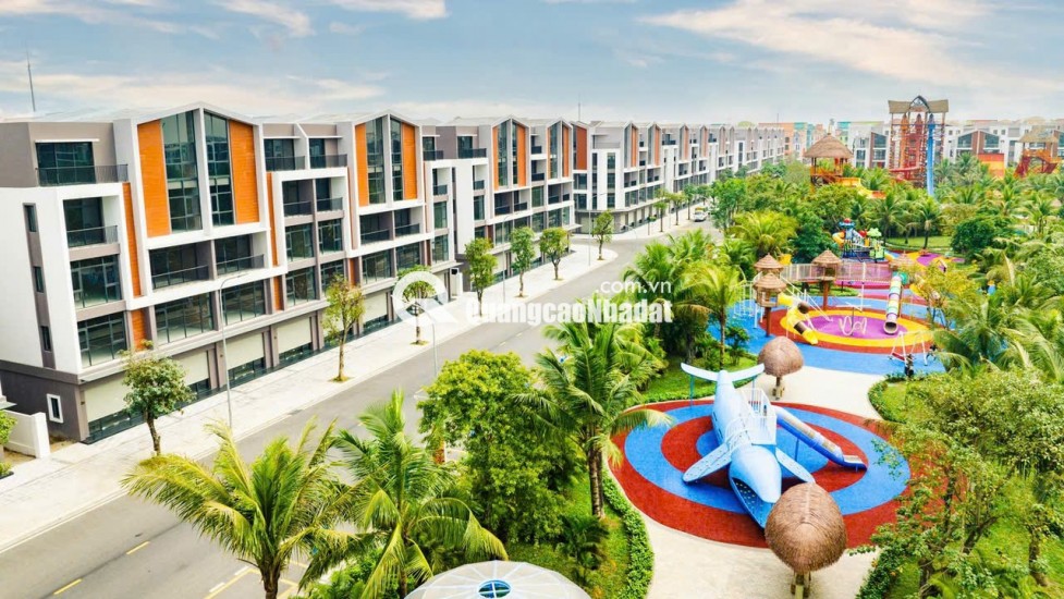 Bán căn liền kề xẻ khe tại phố biển oceanpark 3. Vị trí rất đẹp thuận tiện , nhà thoáng sáng . Gía rẻ hơn tới 30%.Dt 119m2- Nhỉnh 16 tỷ
