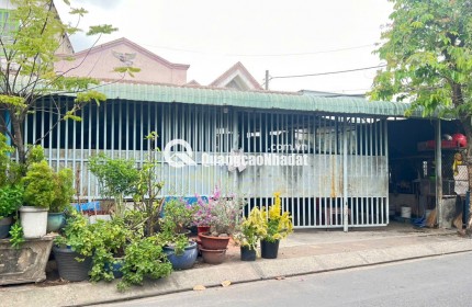 BÁN NHÀ ĐẤT TẠI HÓC MÔN, DT 177M2, SẴN SỔ, CHỈ 3.8 TỶ. LH: 0765659378