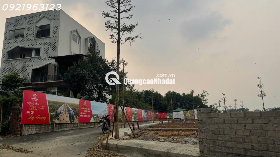 Duy nhất lô đất 100m2 gần Metro số 5, khu vực trung tâm Hòa Lạc. Phù hợp xây trọ, đầu tư sinh lời, kết nối Metro 5 – Quốc Lộ 21. Liên hệ xem đất ngay.