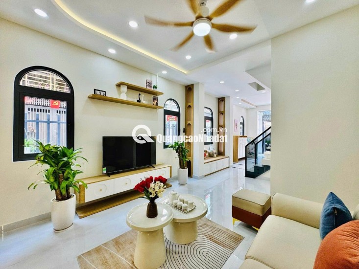 Nhà mới xây, nội thất sang trọng, chỉ cần xách vali vào ở