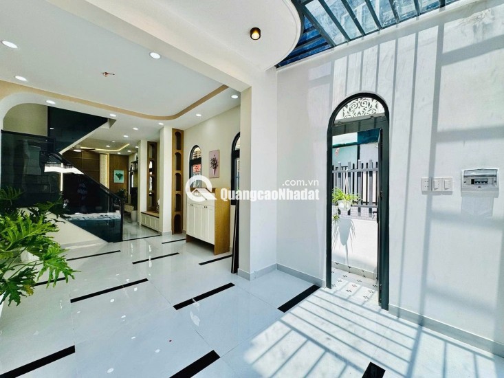 Nhà mới xây, nội thất sang trọng, chỉ cần xách vali vào ở