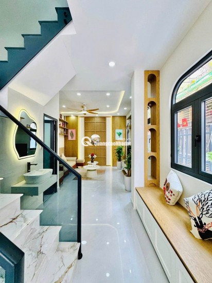 Nhà mới xây, nội thất sang trọng, chỉ cần xách vali vào ở