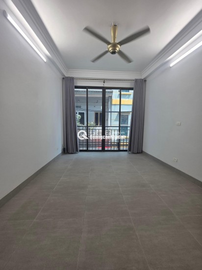 BÁN NHÀ - ĐỨC GIANG - VIỆT HƯNG - NHÀ 5 TẦNG DÂN XÂY CHẮC CHẮN - MẶT NGÕ Ô TÔ THÔNG - KINH DOANH TỐT - 30M - NHỈNH 7 TỶ