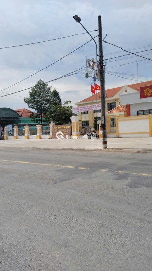 CC BÁN GẤP NHÀ C4, KHU ĐẤT ĐANG LÀM XƯỞNG CƠ KHÍ, GẦN 2500M2 SÁT MT835, CHỈ 14 TỶ. LH:0909327086.