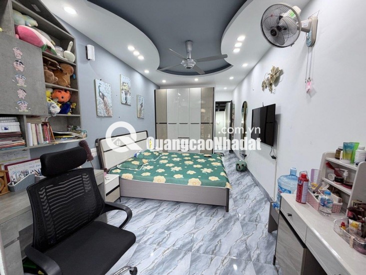 PHỐ NGUYÊN HỒNG - THANG MÁY XỊN - NGÕ THÔNG BA GÁC TRÁNH - NHÀ ĐẸP Ở LUÔN - SÂN CHƠI RỘNG - FULL TIỆN ÍCH. GIÁ NHỈNH 10 TỶ