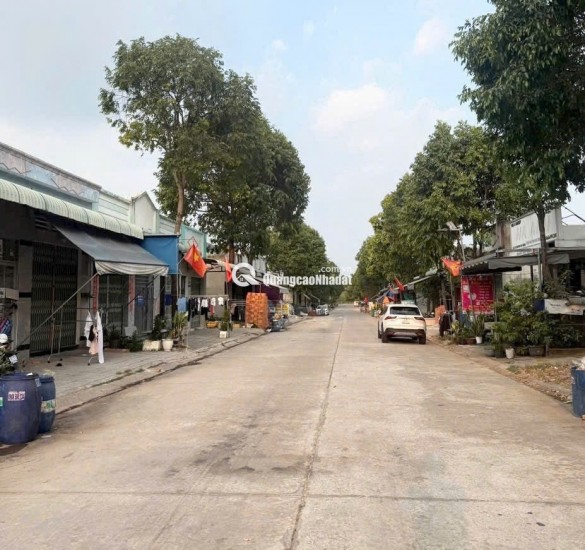 CHỦ KẸT TIỀN CẦN BÁN GẤP LÔ ĐẤT DT 180M2 GẦN TRUNG TÂM THƯƠNG MẠI CHƠN THÀNH