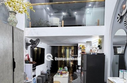 PHỐ NGUYÊN HỒNG - THANG MÁY XỊN - NGÕ THÔNG BA GÁC TRÁNH - NHÀ ĐẸP Ở LUÔN - SÂN CHƠI RỘNG - FULL TIỆN ÍCH. GIÁ NHỈNH 10 TỶ