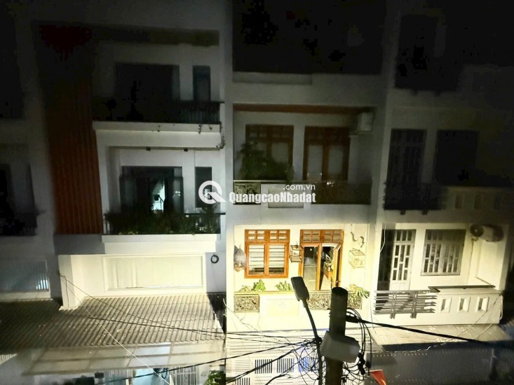 Hẻm xe tải, ô tô 7 chỗ ngủ trong nhà. Khu vực phân lô đồng bộ. Dân trí cao,an ninh,yên tĩnh.