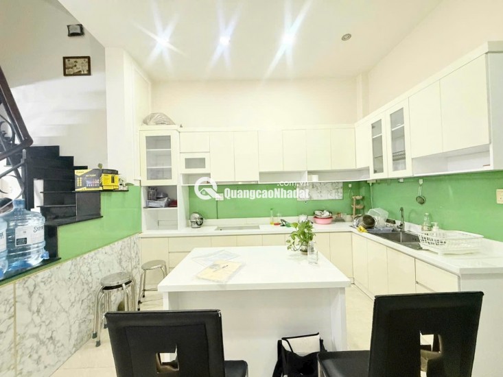 Hẻm xe tải, ô tô 7 chỗ ngủ trong nhà. Khu vực phân lô đồng bộ. Dân trí cao,an ninh,yên tĩnh.