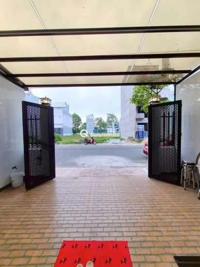 BÁN NHÀ KĐT 5 SAO CÁCH CHỢ BÌNH CHÁNH CHỈ 2KM (5,5 X 15) CHỈ 4.5 TỶ. LH:0908815596