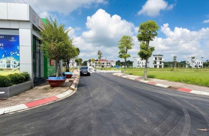Cần bán lô đất dân vị trí cực đẹp, nằm ngay khu vực sầm uất nhất Tân Uyên - cách Vòng xoay Kim Hằng chỉ vài phút di chuyển. Diện tích: 70m², đường trước đất thông thoáng, xe hơi né nhau thoải mái.  Tiềm năng: Vị trí lõi trung tâm kết nối các KCN lớn, c