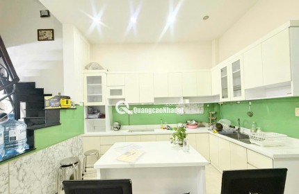 Hẻm xe tải, ô tô 7 chỗ ngủ trong nhà. Khu vực phân lô đồng bộ. Dân trí cao,an ninh,yên tĩnh.