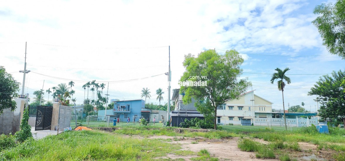 Chủ cần bán đất tặng căn nhà cấp 4. đang cho thu nhập ổn định. giá cực tốt chỉ ngang với giá nhà sổ chung.