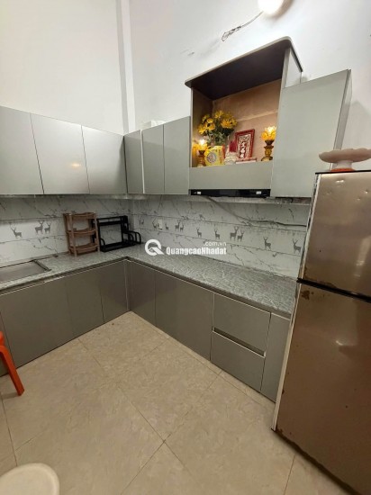 Nhà 3 tầng, kiệt rộng thông thoáng có thể kinh doanh, thông ra được đường Lý Tự Trọng, nhiều tiện nghi xung quanh..LH:0923777702 (e An)