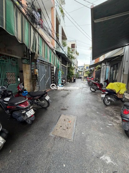 Nhà 3 tầng, kiệt rộng thông thoáng có thể kinh doanh, thông ra được đường Lý Tự Trọng, nhiều tiện nghi xung quanh..LH:0923777702 (e An)