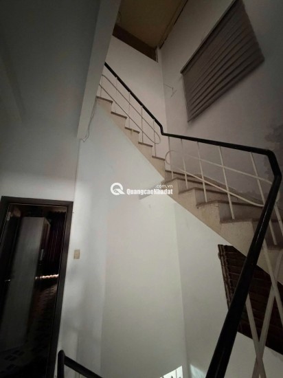 Nhà 3 tầng, kiệt rộng thông thoáng có thể kinh doanh, thông ra được đường Lý Tự Trọng, nhiều tiện nghi xung quanh..LH:0923777702 (e An)
